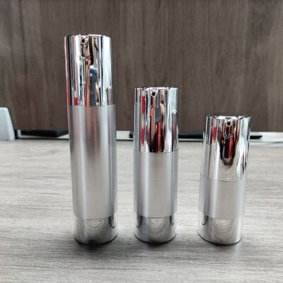 Fabbrica all'ingrosso 15ml 20ml 30ml lozione cosmetica in plastica argento pompa senza aria bottiglia per imballaggi per la cura della pelle