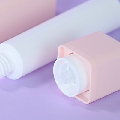 Kinpack Classy 15ml 30ml 50ml Prodotti per la cura della pelle Set Bottiglia senza aria quadrata Testa rotante Pompa PP Sprayer Sigillatore Imballaggio cosmetico